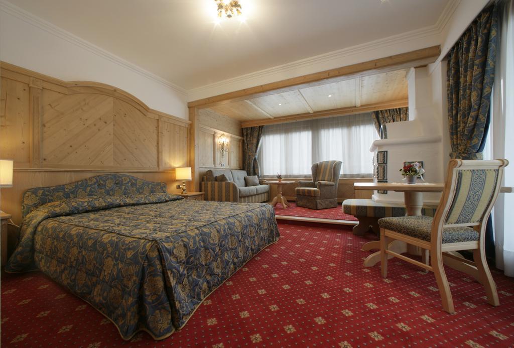Alpen Hotel Corona Vigo di Fassa Kamer foto
