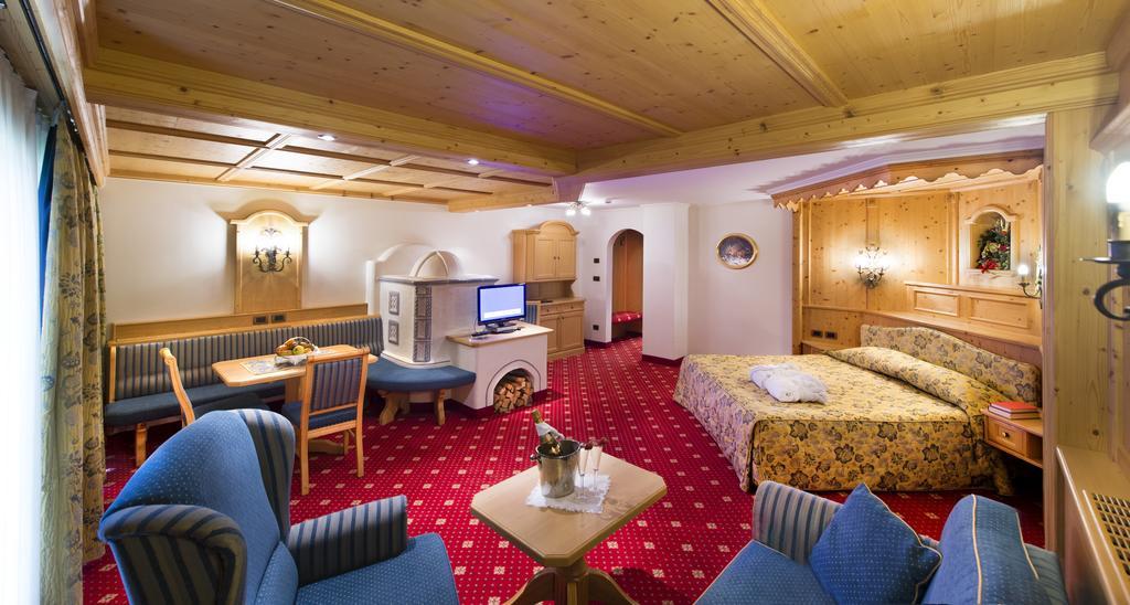 Alpen Hotel Corona Vigo di Fassa Buitenkant foto