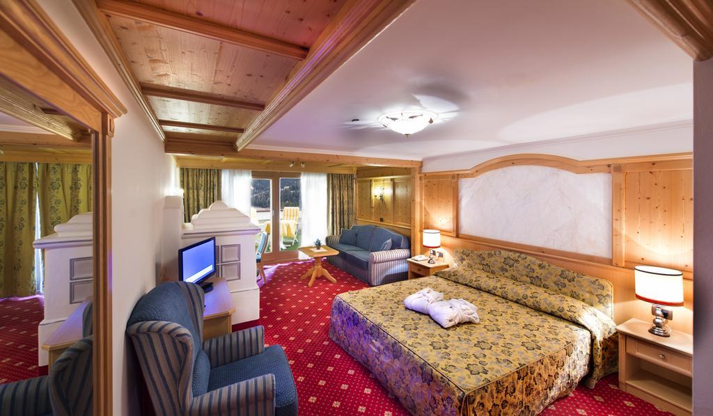 Alpen Hotel Corona Vigo di Fassa Buitenkant foto
