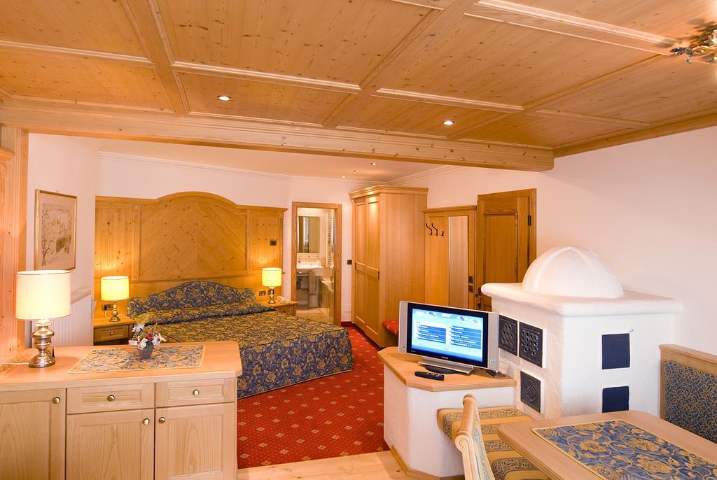 Alpen Hotel Corona Vigo di Fassa Buitenkant foto