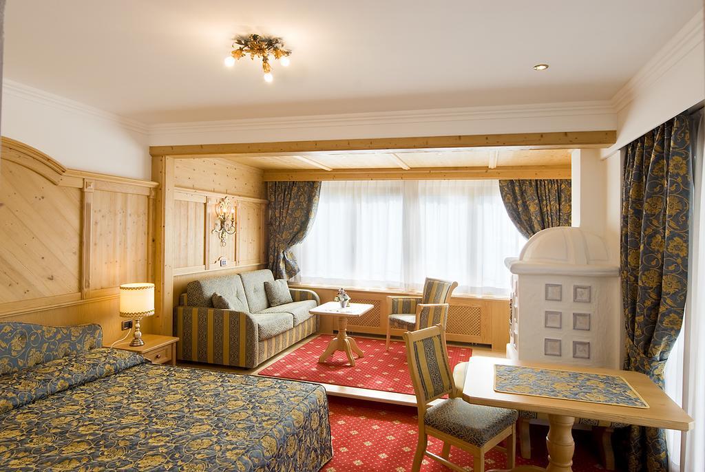 Alpen Hotel Corona Vigo di Fassa Buitenkant foto
